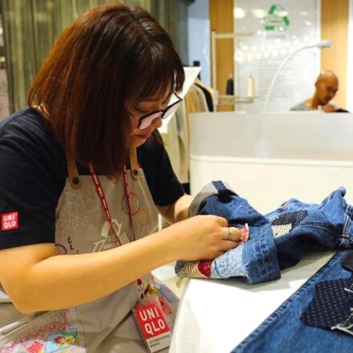 Uniqlo sử dụng kỹ thuật Sashiko truyền thống để sửa chữa quần áo