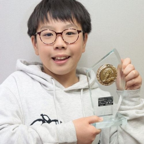 Cậu bé đạt giải văn học Nhật Bản khi viết về sự ra đi của anh trai