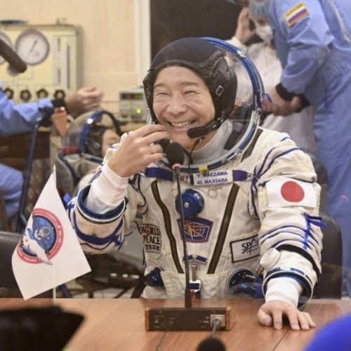 Tỷ phú Nhật Bản bay vào vũ trụ, hứa tặng tiền cho người theo dõi