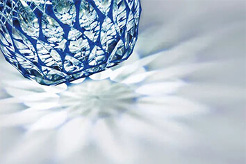 Ánh sáng phản chiếu qua bề mặt thủy tinh tạo nên một tác phẩm nghệ thuật. Ảnh nakagawa-masashichi.jp