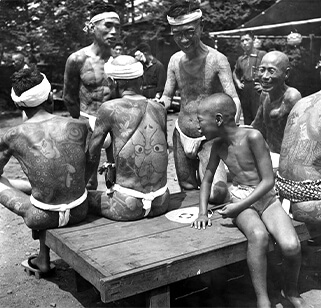 Sự ngưỡng mộ của cậu bé dành cho những người làm nghề Hikyaku và Tobi sơ hữu Irezumi. Ảnh: buzzfeednews.com