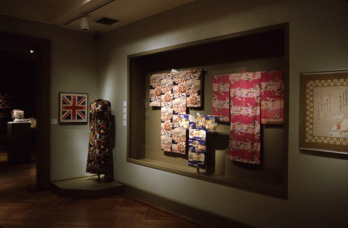 Triển lãm “Wearing Propaganda: Textiles on the Home Front in Japan, Britain, and the United States, 1931–1945”