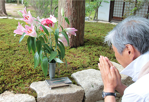 Người đến viếng mộ tại chùa Shogakuan. Ảnh: shougakuan-ju mokusou.jp