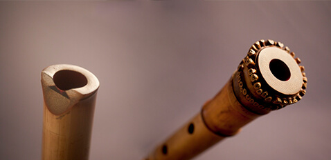 Lỗ thổi (trái) và đầu sáo (phải).