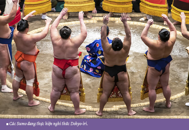 Các Sumo đang thực hiện nghi thức Dohyo-iri.