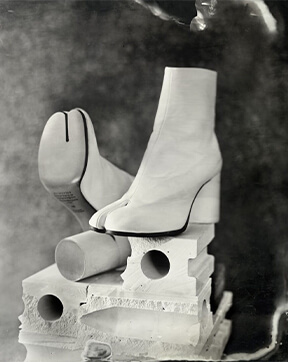 Đôi giày bốt xẻ ngón hiện đại được sáng tạo bởi Maison Margiela lấy ý tưởng từ Tabi. Đôi giày bốt xẻ ngón hiện đại được sáng tạo bởi Maison Margiela lấy ý tưởng từ Tabi.