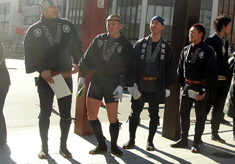 Jika-tabi được mang bởi những người kéo xe Jinrikisha. Jika-tabi được mang bởi những người kéo xe Jinrikisha.