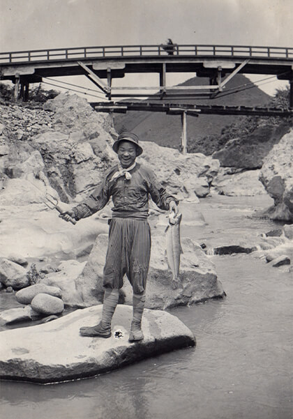 Người câu cá mang Jika-tabi với đế bằng rơm vào năm 1915. Người câu cá mang Jika-tabi với đế bằng rơm vào năm 1915.