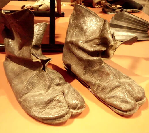 Tabi làm bằng da vào thời Edo (1603 – 1867), tiền thân của giày Jika-tabi sau này. Tabi làm bằng da vào thời Edo (1603 – 1867), tiền thân của giày Jika-tabi sau này.