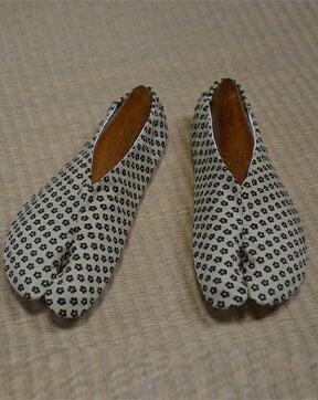 Tất Tabi đã lược bỏ phần nút Kohaze. Tất Tabi đã lược bỏ phần nút Kohaze.