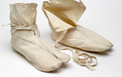 Tất Tabi có dây buộc vào đầu thế kỷ 19. Tất Tabi có dây buộc vào đầu thế kỷ 19.