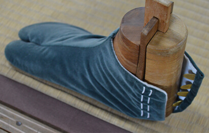 Tất Tabi hiện đại với phần nút cài Kohaze ở phía sau. Tất Tabi hiện đại với phần nút cài Kohaze ở phía sau.