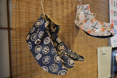 Tất Tabi với nhiều họa tiết. Tất Tabi với nhiều họa tiết.