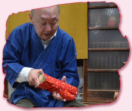  Ông Yoshikazu Ishii cầm chiếc tất Tabi hoạ tiết hoàn thiện.