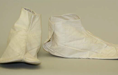 Tất Tabi làm bằng vải cotton giấy vào thế kỷ 17. Tất Tabi làm bằng vải cotton giấy vào thế kỷ 17.