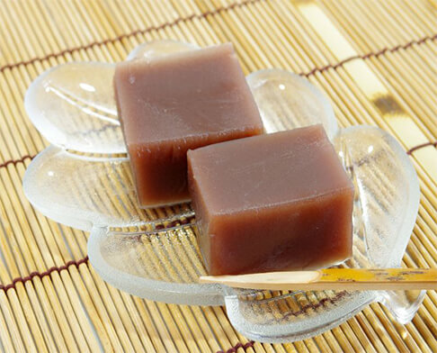 Tháng 8-Mizuyokan Tháng 9-Kikunoka