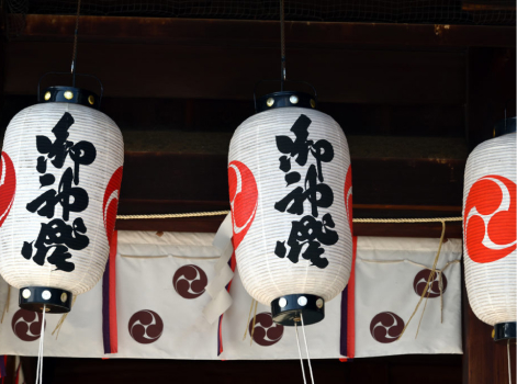 Biểu tượng Mitsudomoe thường xuyên xuất hiện tại các đền thờ Thần đạo.