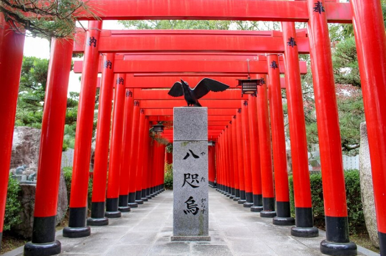 Tượng điêu khắc quạ ba chân Yatagarasu tại đền Tamura, tỉnh Kagawa.