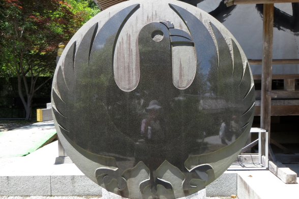 Tượng Yatagarasu tại Kumano Hongu Taisha.