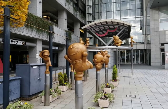 Lối vào ga được chào đón bởi các nhân vật trong Doraemon.