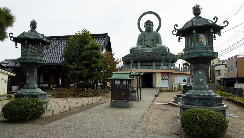 Tượng Đại Phật bằng kim loại ở thành phố Takaoka.