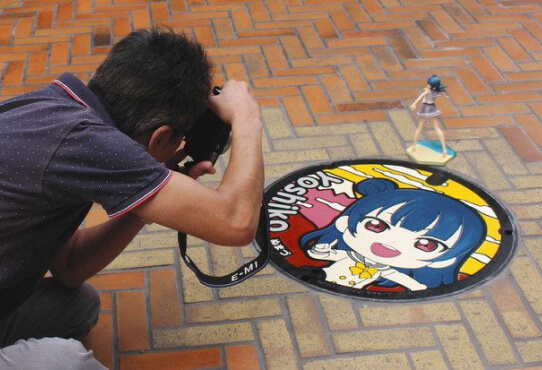 Nắp cống hợp tác giữa Chính quyền thành phố Numazu và 'Love Live! Sunshine!!'.