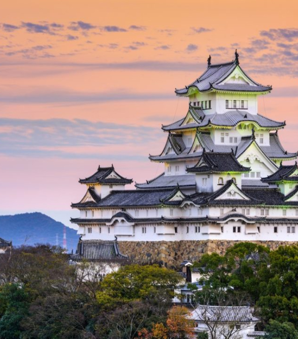 Lâu đài Himeji (Lâu đài Hạc trắng) tọa lạc tại thành phố Himeji, tỉnh Hyogo được xây dựng vào năm 1601. Đây là một trong Tam đại Quốc bảo thành của Nhật Bản, đã được công nhận là Di sản văn hóa thế giới