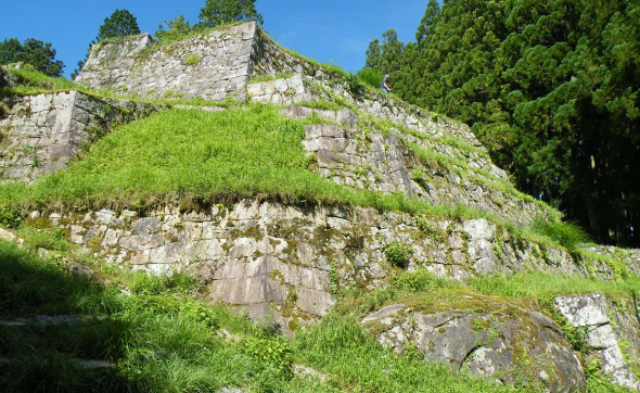Tàn tích của Lâu đài Iwamura (tỉnh Gifu) ở độ cao 721 mét so với mực nước biển, được xây dựng vào năm 1185 và bị phá hủy vào năm 1871