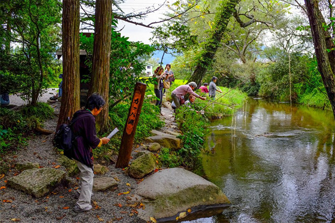 Du khách đang câu Kappa bằng dưa chuột tại hồ Kappa-buchi.