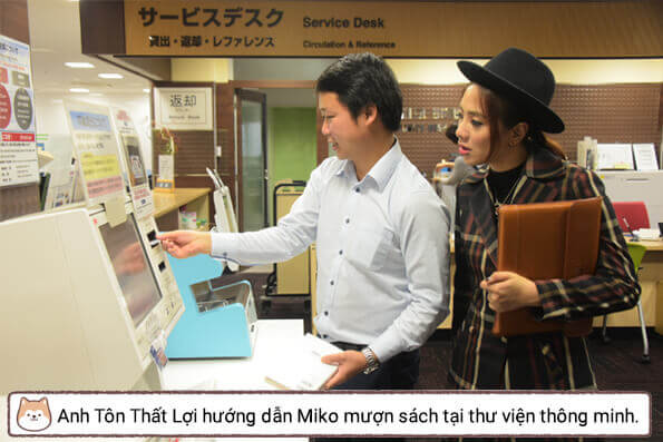 Anh Tôn Thất Lợi hướng dẫn Miko mượn sách tại thư viện thông minh.