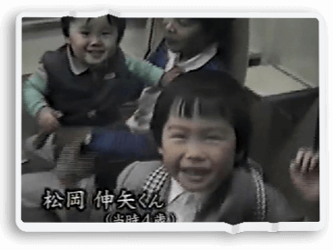 Chân dung của cậu bé Shinya Matsuoka, 4 tuổi cùng mẹ Keiko và em trai 2 tuổi. Ảnh: kowaiohanasi