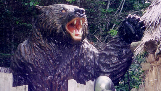 Phục dựng cảnh gấu nâu tấn công ngôi nhà của dân làng.