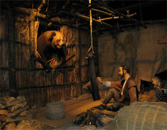 Tái hiện lại cảnh con gấu xông vào nhà và sát hại người dân. Ảnh: exequy.wordpress