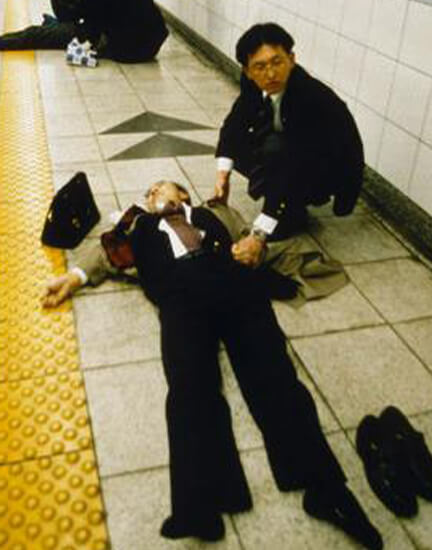 Người bị trúng độc nằm la liệt khắp nơi.