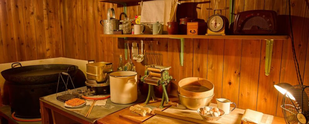 Bên trong xưởng, nơi mì ăn liền được phát minh.