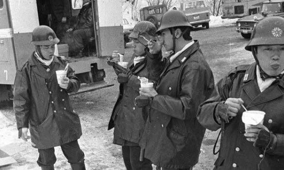 Cảnh sát Nhật thưởng thức mì Cup Noodles trong lúc phá vụ án Asama-Sanso.