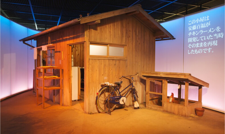 Xưởng nhỏ sau nhà, nơi Ando Momofuku phát minh ra mì ăn liền được tái hiện tại Bảo tàng Mì ăn liền ở Osaka.