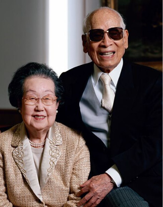 Ông Ando Momofuku và vợ Masako.