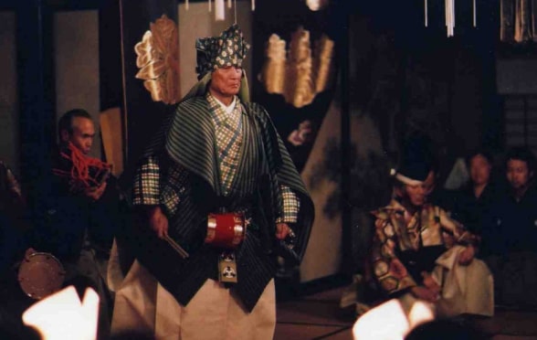 Chùa Shoboji là một trong số những nơi Zeami từng sống khi ở đảo Sado. Ngày nay, những vở kịch Noh được biểu diễn tại chùa để tưởng nhớ diễn viên kịch tài ba. 