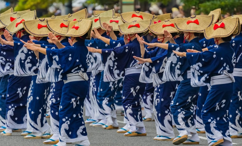 Điệu múa Sado Okesa truyền thống trên đảo có nguồn gốc từ Kyushu, do những thủy thủ cập cảng Ogi mang tới. Giai điệu u sầu và chuyển động tao nhã, tinh tế của Okesa khiến nó trở thành một điệu nhảy dân gian tiêu biểu của Nhật Bản.