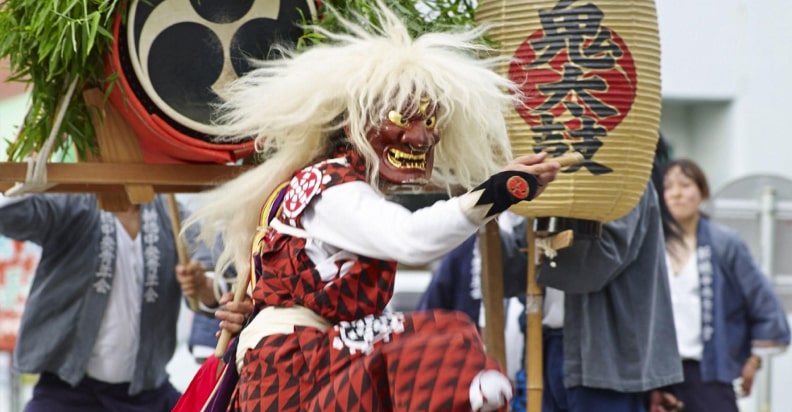Điệu múa Sado Okesa truyền thống trên đảo có nguồn gốc từ Kyushu, do những thủy thủ cập cảng Ogi mang tới. Giai điệu u sầu và chuyển động tao nhã, tinh tế của Okesa khiến nó trở thành một điệu nhảy dân gian tiêu biểu của Nhật Bản.
