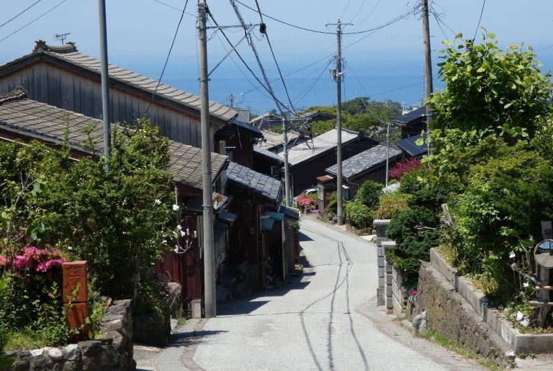 Thị trấn Kyomachi của Aikawa là nơi thương nhân tứ xứ đổ về trong thời kỳ thịnh vượng của mỏ vàng, đến nay vẫn còn lưu lại vẻ đẹp của một thời xưa cũ.