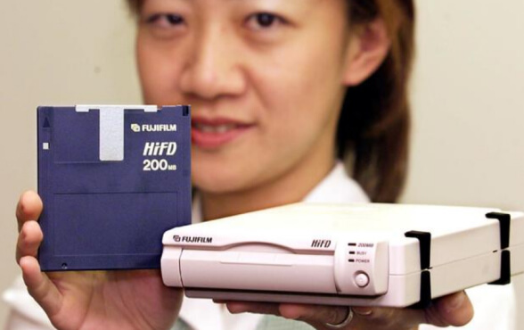 Người phụ nữ cầm một ổ đĩa mềm Fujifilm 200MB dung lượng 3,5' và ổ đĩa mềm mới tại văn phòng công ty ở Tokyo, ngày 28/01/2000. Người phụ nữ cầm một ổ đĩa mềm Fujifilm 200MB dung lượng 3,5' và ổ đĩa mềm mới tại văn phòng công ty ở Tokyo, ngày 28/01/2000.