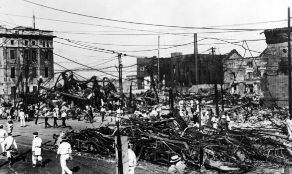 Tàn tích của những chiếc xe điện bị cháy sau trận động đất lớn Kanto năm 1923 ở Tokyo.