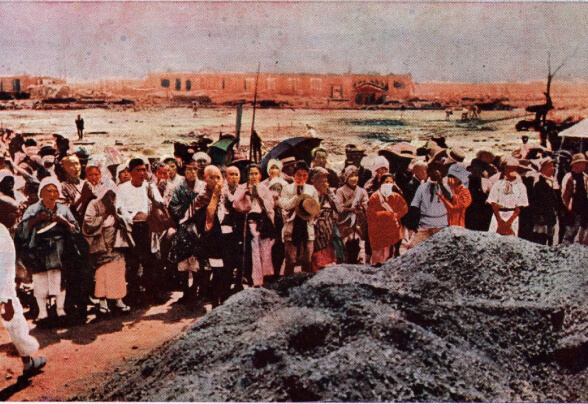 Thương tiếc sự ra đi của 31.000 người tại một núi hài cốt hỏa táng.