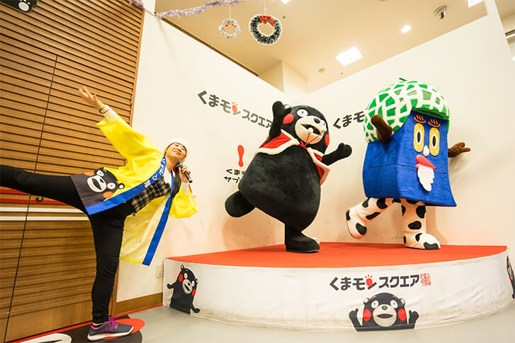 Kumamon biểu diễn tại sân khấu của Kumamon Square.