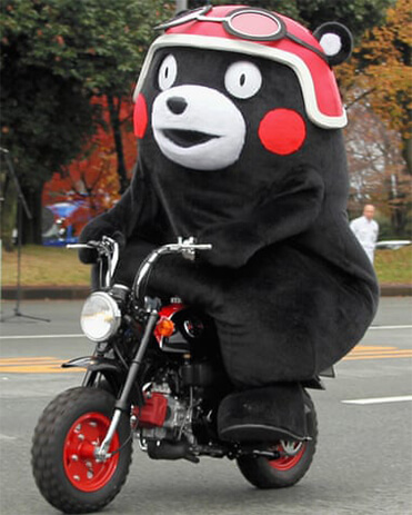 Kumamon lái chiếc xe máy do thương hiệu Honda thiết kế theo chủ đề Kumamon.
