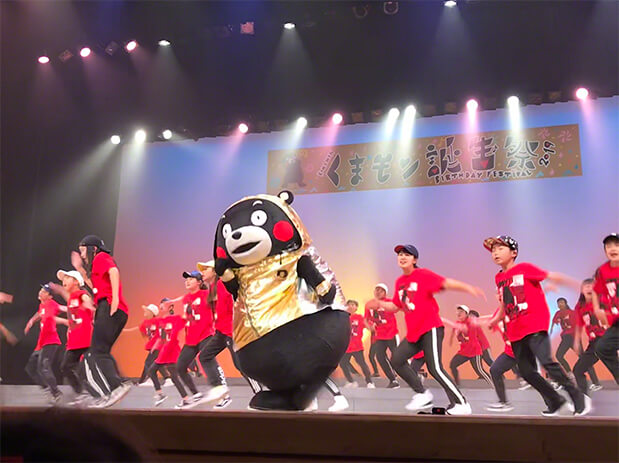 Kumamon nhảy cùng các dancer trong tiệc sinh nhật của mình vào năm 2019.