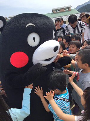 Kumamon đến thăm các em học sinh trường mẫu giáo ở Nishihara.