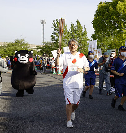Koyama Kundo và Kumamon cùng rước đuốc Olympic Tokyo 2020 khi ngọn đuốc đi qua Uto, tỉnh Kumamoto vào ngày 05/05/2021.